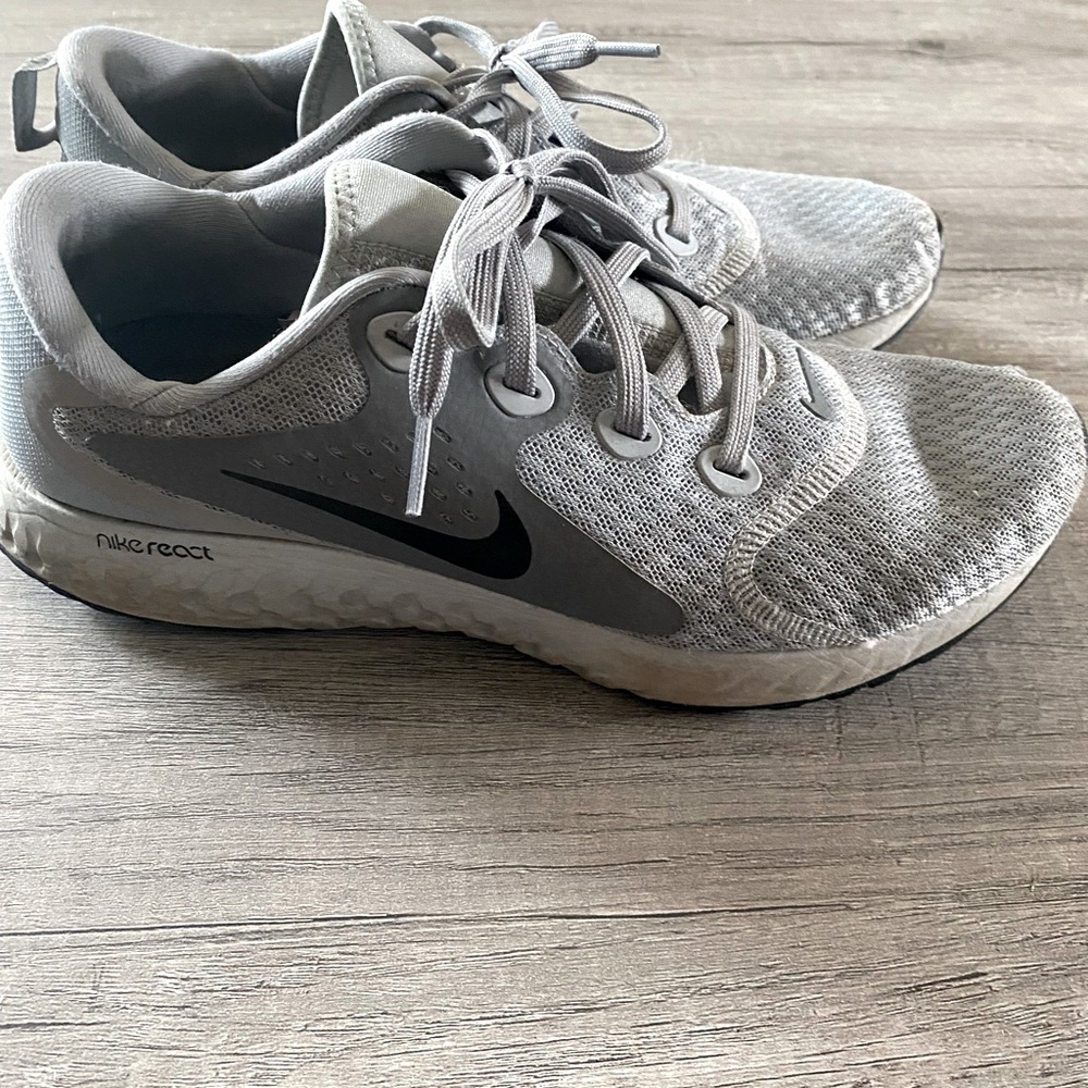 Nike tennis shoes, great condition!